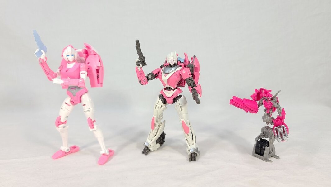 TF Collector Studio Series 85 Arcee Review  (12 of 13)